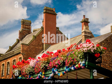 Blumen und gestrickte Pompons in Thirsk Market Square, North Yorkshire, UK. Stockfoto