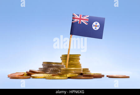Flagge von Queensland in einem gemischten Stapel von europäischen Münzen und einen blauen Hintergrund. (Serie) Stockfoto