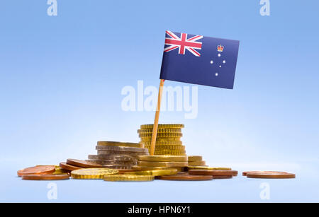 Flagge von Victoria in einem gemischten Stapel von europäischen Münzen und einen blauen Hintergrund. (Serie) Stockfoto