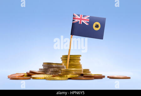 Flagge von Western Australia in einem gemischten Stapel von europäischen Münzen und einen blauen Hintergrund. (Serie) Stockfoto