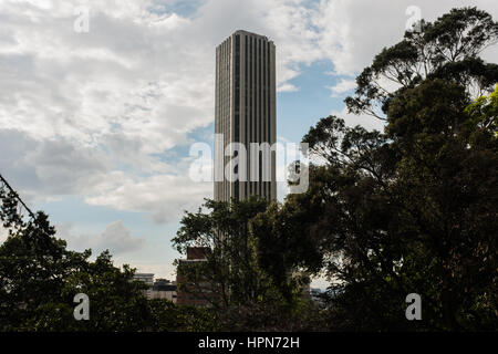 Bogotá - Kolumbien, 19. Januar 2017: The Colpatria Tower, Blick von der Unabhängigkeit-Park (Parque De La Independencia) in Bogota, Kolumbien. Stockfoto