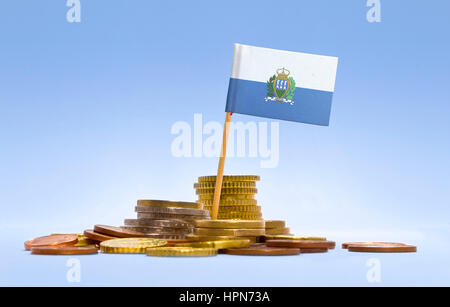 Flagge von San Marino in einem gemischten Stapel von europäischen Münzen und einen blauen Hintergrund. (Serie) Stockfoto