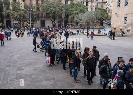 Touristen-Queing außerhalb der Kathedrale von Barcelona. Stockfoto