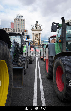 500 Traktoren bei Landwirten Protest am Placa d ' Espanya, Barcelona, fordert größere Regierung unterstützen und respektieren des Agrarsektors, 28 Januar 20 Stockfoto