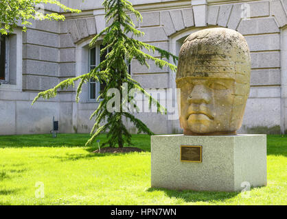 Washington DC, USA - 3. Mai 2015: Replik von kolossalen Kopf 4 am Constitution Avenue Eingang des National Museum of Natural History. Stockfoto