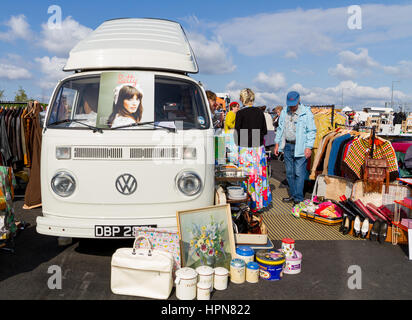 VW Wohnmobil an der klassischen Flohmarkt im Queen Elizabeth Park, Stratford, London UK Stockfoto