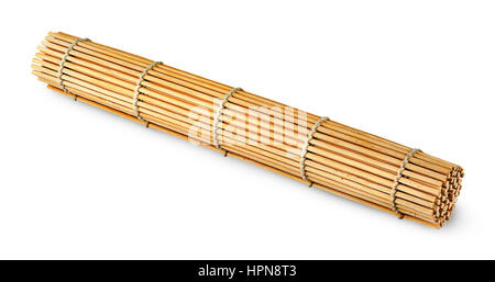 Gerollte Sushi Bambusmatte isoliert auf weißem Hintergrund Stockfoto