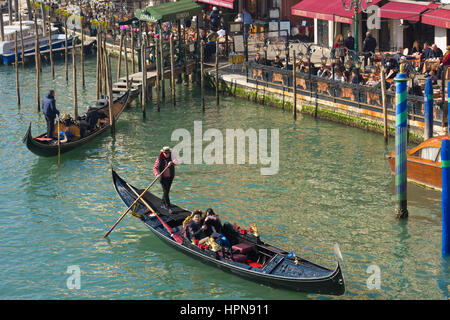 Zwei Gondeln gesehen die Touristen entlang des Canal Grande in Venedig, Italien Stockfoto