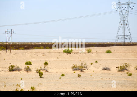 Winterhaven, Kalifornien, USA - 26. Mai 2015: Zaun in der Wüste an der US-mexikanischen Grenze. Stockfoto