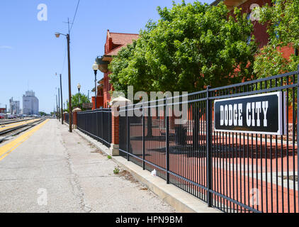 DODGE CITY, USA - 17. Mai 2015: Plattform des Bahnhofs mit einem Retro-Stil-Schild am Zaun befestigt. Stockfoto