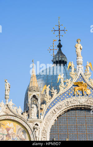 Detail der Kuppel und des Giebels zeigt die Statue des Schutzheiligen von Venedig, Markusplatz, und zeigt auch das Symbol von Venedig und St. Markus Stockfoto