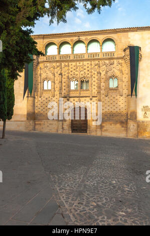 Palast von Jabalquinto befindet sich in der Plaza de Santa Cruz, Stadt Baeza, Provinz Jaén, Andalusien, Spanien Stockfoto