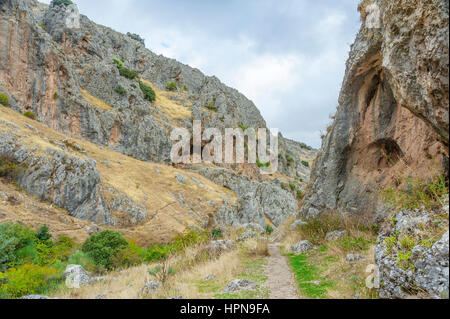 Canyon des Flusses Bailón, Wanderweg zwischen Felsen im Dorf Zuheros, weißen Dörfer Andalusiens, Provinz Córdoba, Spanien Stockfoto