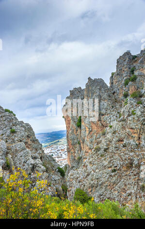 Canyon des Flusses Bailón, Wanderweg zwischen Felsen im Dorf Zuheros, weißen Dörfer Andalusiens, Provinz Córdoba, Spanien Stockfoto