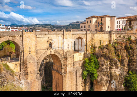 Die neue Brücke in Ronda über die Schlucht von El Tajo und des Flusses Guadalevín, Provinz Malaga, Andalusien, Spanien Stockfoto