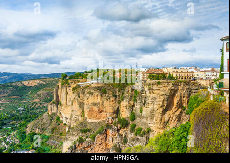 Panoramablick von Ronda auf gerader absteigender Rock, Provinz Malaga, Andalusien, Spanien Stockfoto