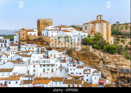 Dorf Setenil de Las Bodegas; weiße Häuser unter Steinen, Provinz Cádiz, Andalusien, Spanien Stockfoto