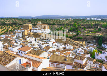 Dorf Setenil de Las Bodegas; weiße Häuser unter Steinen, Provinz Cádiz, Andalusien, Spanien Stockfoto