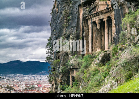 Lykischen Felsengrab in Fethiye mit Stadtpanorama, Likya Kaya Mezari Fethiye Sehir manzarali Stockfoto