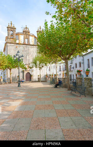 Platz unter Platanen in der Mitte von Grazalema, weißen Dörfer, Andalusien, Spanien Stockfoto