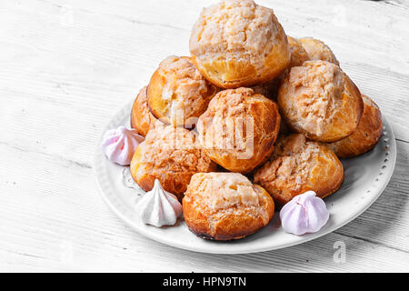 Homemade Backen Windbeutel, Eclairs Dessert auf Platte Stockfoto