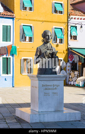 Statue des Komponisten Baldassare Galuppi befindet sich auf dem Platz nach ihm benannt, in seiner Heimatstadt von Burano, Venedig, Italien Stockfoto