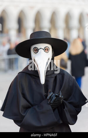 Die traditionellen Kostüm und Maske für die Medico Della Peste gesehen vor dem Dogenpalast Venedig Karneval 2017 Stockfoto