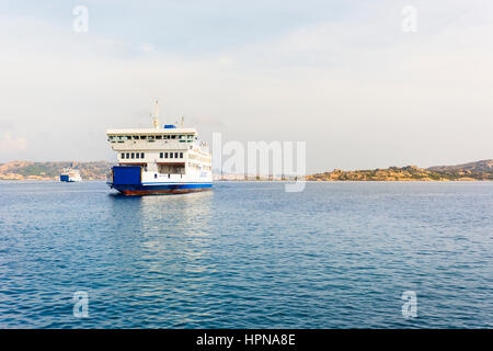 Saremar Fähre navigiert von Palau, (Nordsardinien) zu der Insel La Maddalena, die Hauptinsel des Archipels di Maddalena, Italien Stockfoto