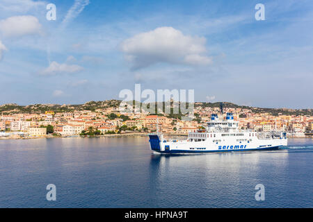 Saremar Fähre vor der Insel La Maddalena, der Hauptinsel der Inselgruppe di Maddalena, Italien Stockfoto