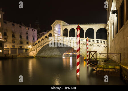 Blick auf die Rialto-Brücke in der Nacht in Venedig, Italien Stockfoto