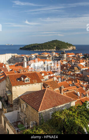 Ansicht von Häusern und roten Dächern im historischen Old Town in Dubrovnik, Kroatien, am späten Nachmittag. Stockfoto