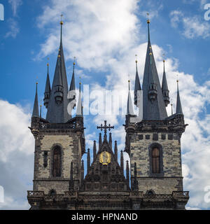 Die Türme der gotischen Frauenkirche vor Tein in Prag Stockfoto