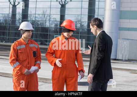 Boss oder Chef Handshaking mit Beschäftigten Ingenieure nach der Arbeit. Gut Gemacht. Moderne Business-Hintergrund Stockfoto