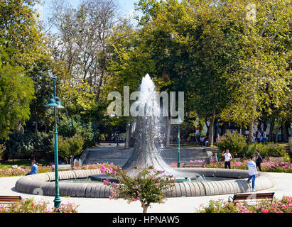 Blick auf die Altstadt Trinkbrunnen im Taksim Gezi Park in Istanbul an einem sonnigen Tag. Leute hängen um ihn herum. Stockfoto