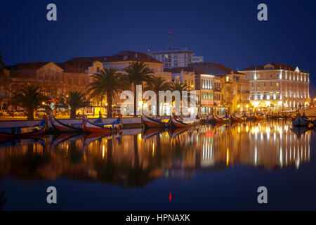 Stadt Aveiro mit Tradicional Moliceiro-Boote auf dem Fluss-Kanal bei Nacht, befindet sich im Zentrum von Portugal. Stockfoto