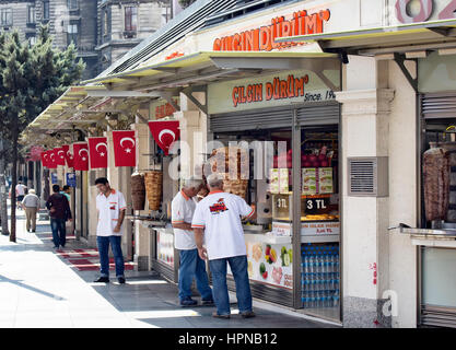 Türkische Döner, Kebap und Hamburger Orte am Anfang der Istiklal und Siraselviler Alleen am Taksim Platz. Arbeiter machen Sie sich bereit für die anstrengenden Nacht. Tur Stockfoto