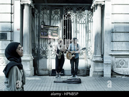 Street jazz-Musiker (Frau und Mann) spielen ein Saxophon und Gitarre vor einem historischen Altbau auf der Istiklal Avenue in Beyoglu Istanbul. Arabisch Stockfoto