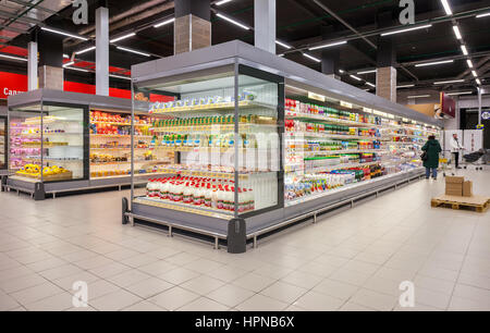 SAMARA, Russland - 2. Januar 2017: Frische Milchprodukte im Supermarkt Lenta verkaufsfertig. Einer der größten Händler in Russland Stockfoto