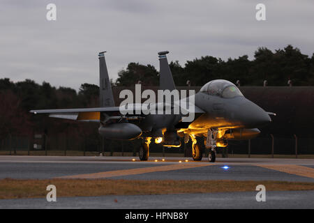 United States Air Force F15E Strike Eagle wird vorbereitet für einem Übungsflug auf der Scharfschaltung Rampe an der RAF Lakenheath, Suffolk, England, UK Stockfoto