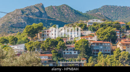 Rustikale & robust aber schöne lebendige Orte in Kleinstadt Communies mit Häusern, die eingebettet in die Hügel & Bergen des ländlichen Spanien. Stockfoto