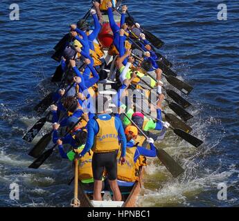 KAOHSIUNG, TAIWAN--27. Mai 2016: ein nicht identifiziertes Team trainiert auf dem Fluss der Liebe in der Vorbereitung für die kommende Drachenboot-Festival. Stockfoto