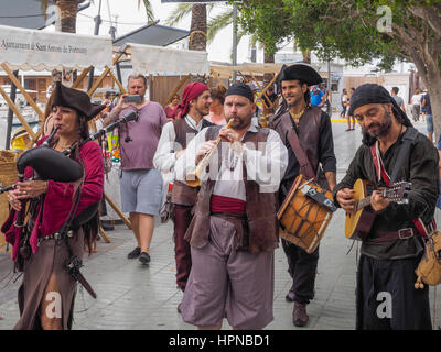 Tänzer und Musiker AT THE MERCADO MARINERO MARKET in der Nähe von Passeig De La Mar San Antonio IBIZA Spanien Balearen-Insel Stockfoto