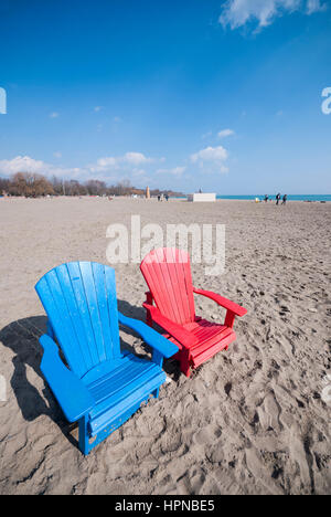 Eines der vielen Paare bunte Muskoka Stil Stühle platziert zufällig am Kew Strand der Strände Bezirk von Toronto Ontario Kanada. Stockfoto