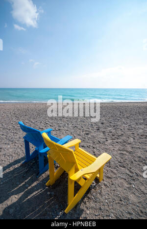 Eines der vielen Paare bunte Muskoka Stil Stühle platziert zufällig am Kew Strand der Strände Bezirk von Toronto Ontario Kanada. Stockfoto