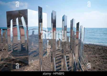 Eine skulpturale Kunst-Installationen unter dem Titel The illusorisch 2017 Winter bebaut ungenutzte lebensrettende Stationen am Strand von Kew in Toronto Ontario Kanada Stockfoto