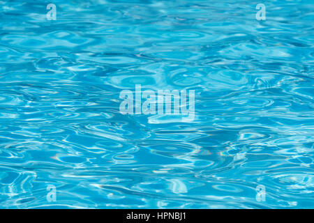 Nahaufnahme einer Schwimmbad-Oberfläche an einem Sommertag Stockfoto