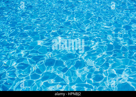 Schwimmbad-Oberfläche mit Reflexionen Stockfoto