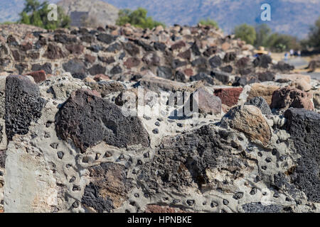 Felsen in der Nähe erschossen von der berühmten Pyramide der Sonne in Teotihuacan, Mexiko Stockfoto