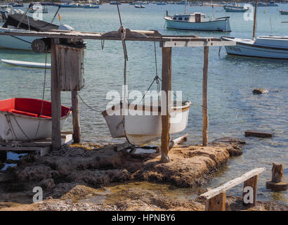 KLEINES BEIBOOT gelagert über dem Boden und unter dem DECKMANTEL Sant Francesc Xavier FORMENTERRA Spanien Stockfoto