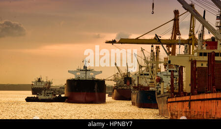 Schiff anlegeplätzen Hafen mit Tug Boat drücken das Schiff entlang der Seite an den Steg Stockfoto